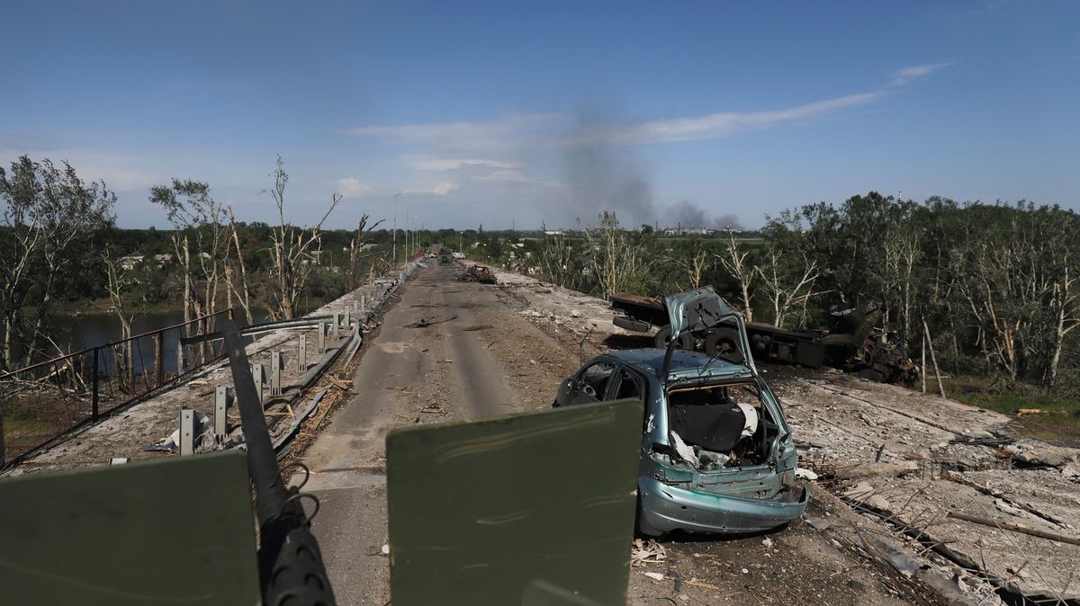 Zprávy z bojiště: Komu na Ukrajině dochází munice pro děla a proč